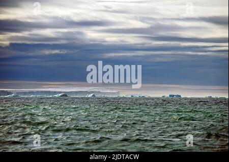 Der riesige Gletscher Nordaustfonna von Kapp Laura am Nordaustlandet i Juli 2012 aus gesehen. Stockfoto