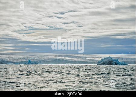 Der riesige Gletscher Nordaustfonna von Kapp Laura am Nordaustlandet i Juli 2012 aus gesehen. Stockfoto
