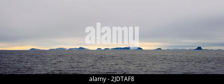 Sieben Inseln (NOR: Sjuöyane) vor dem nördlichen Spitzbergen, Spitzbergen im Juli 2012. Stockfoto