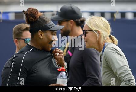 Serena Williams (USA) mit Renae Stubbs (australische WTA-Trainerin) auf dem Übungsplätzen Eastbourne, 2022 - Pflaster auf dem Gesicht klebend... Stockfoto