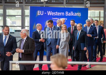 Brüssel, Belgien. 23.. Juni 2022. Bundeskanzler Olaf Scholz, der spanische Premierminister Pedro Sanchez, der estnische Premierminister Kaja Kallas und der italienische Premierminister Mario Draghi treffen sich am Donnerstag, dem 23. Juni 2022, zu einem EU-Westbalkan-Treffen im Vorfeld des Europäischen rates in Brüssel. Die Staats- und Regierungschefs Albaniens und Nordmazedoniens überlegten, sich vom Gipfel fernzuhalten, da Bulgarien weiterhin die Aufnahme von Gesprächen über den Beitritt beider Länder zur EU blockiert. Kredit: Belga Nachrichtenagentur/Alamy Live Nachrichten Stockfoto