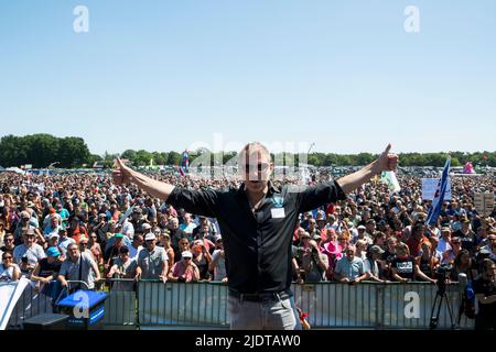 06-22-2022,Stroe,Niederlande.an einem warmen Tag versammelten sich Zehntausende Bauern und andere Demonstranten in Stroe, einem kleinen Dorf im Zentrum der Niederlande. Sie protestierten gegen Maßnahmen zur Senkung der Stickstoffemissionen. Aufgrund dieser Maßnahmen werden viele Landwirte aus dem Geschäft genommen. Sie behaupten, dass die Nitrogencrisis nicht existiert.Tausende kamen von Traktoren aus dem ganzen Land, was Verkehrsprobleme verursachte. Stockfoto