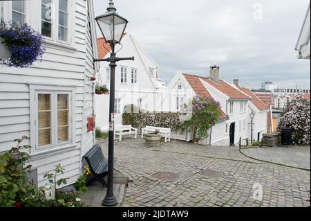 Häuser und enge Straßen in der Altstadt von Stavanger, Norwegen, lokal bekannt als "Gamle Stavanger". Die 173 Gebäude stammen aus 1700- und 1800-Cent-Gebäuden Stockfoto