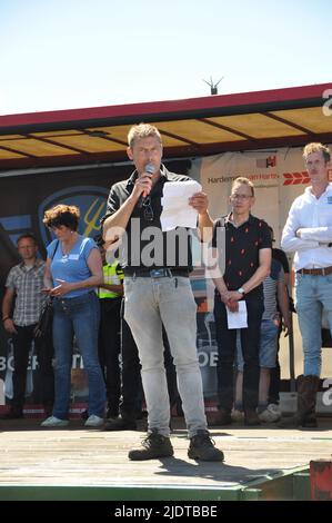 06-22-2022,Stroe,Niederlande.an einem warmen Tag versammelten sich Zehntausende Bauern und andere Demonstranten in Stroe, einem kleinen Dorf im Zentrum der Niederlande. Sie protestierten gegen Maßnahmen zur Senkung der Stickstoffemissionen. Aufgrund dieser Maßnahmen werden viele Landwirte aus dem Geschäft genommen. Sie behaupten, dass die Nitrogencrisis nicht existiert.Tausende kamen von Traktoren aus dem ganzen Land, was Verkehrsprobleme verursachte. Stockfoto