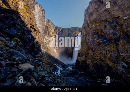 Vöringsfossen, der berühmteste Wasserfall in Norwegen, gesehen aus dem Boden des Canyons. Der Wasserfall hat einen vertikalen Fall von 145 Metern. Foto von Ma Stockfoto