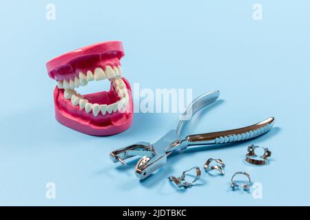 Set aus Metall-Zahninstrumente für die Zahnpflege Stockfoto