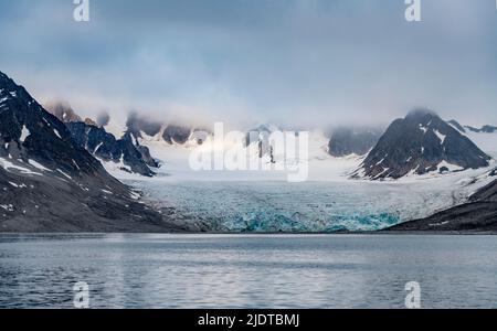 Der Wagonway-Gletscher, der sich in magdalenefjorden, Spitzbergen, Svalbard, Norwegen entlarvt. Foto vom August 2019. Stockfoto