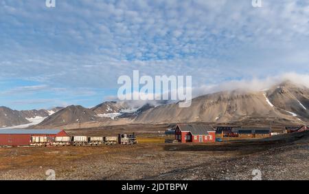 New-Aalesund, die nördlichste dauerhafte Siedlung der Welt und eine Forschungsstadt im westlichen Spitzbergen, Svalbard, Norwegen. Der Dampfzug war BU Stockfoto