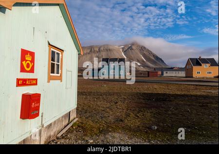 New-Aalesund, die nördlichste dauerhafte Siedlung der Welt und eine Forschungsstadt im westlichen Spitzbergen, Svalbard, Norwegen. Foto vom August 2019. Stockfoto