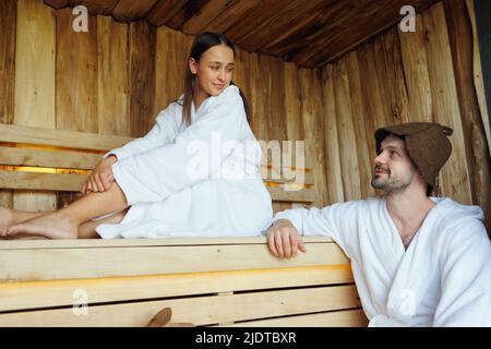 Romantisches Paar, das sich in der Sauna entspannt und sich um Gesundheit und Haut kümmert Stockfoto