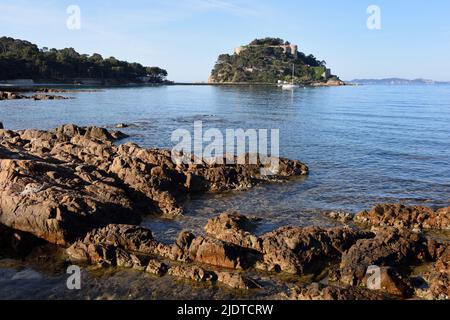 Felsenküste, Felsen, Küste oder Küste vor der Insel und dem Fort von Bregançon Bormes-les-Mimosas Var Provence Frankreich Stockfoto