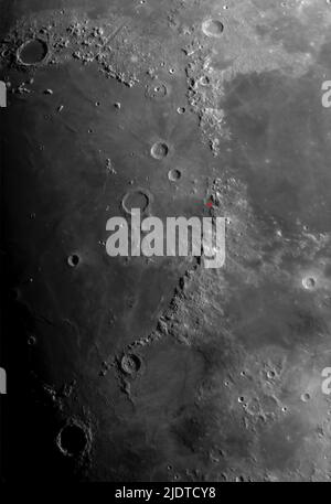 Mondoberfläche und große Krater rund um die Apenines, Mare Serenitatis und Mare Imbrium. Apollo 15 Landeplatz ist rot markiert. Stockfoto