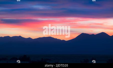 USA, New Mexico, Santa Fe, Sonnenuntergang über den Jemez Mountains Stockfoto