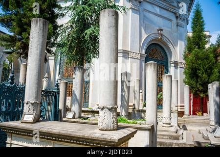 Istanbul, Türkei - 29. Mai 2022: Alter Friedhof mit Marmorgräbern und Grab von Mahmud II in Istanbul, Türkei Stockfoto