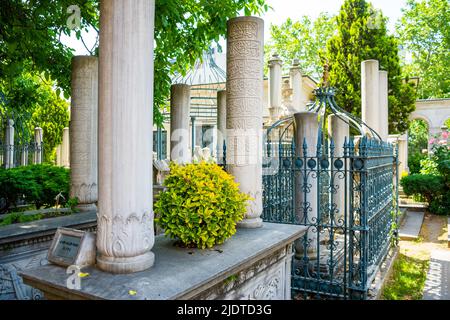 Istanbul, Türkei - 29. Mai 2022: Alter Friedhof mit Marmorgräbern und Grab von Mahmud II in Istanbul, Türkei Stockfoto