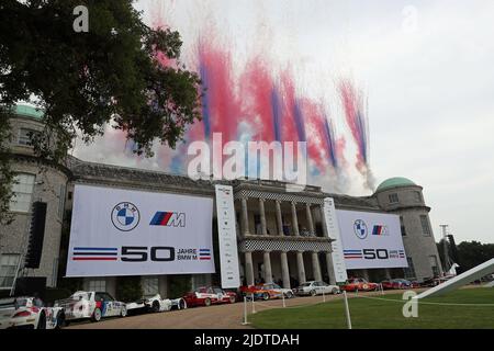 Goodwood, West Sussex, Großbritannien 23.. Juni 2022. Eine Sängerin tritt auf dem Balkon des Goodwood House auf und aus Anlass des 50.-jährigen Jubiläums von BMW M explodiert auf dem Goodwood Festival of Speed – ‘The Innovators – Masterminds of Motorsport“ in Goodwood, West Sussex, Großbritannien, ein Feuerwerk vom Dach. © Malcolm Greig/Alamy Live News Stockfoto