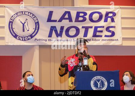 Chicago, Illinois - Chris Smalls, Präsident der Amazon Labour Union, spricht während der Labor Notes Konferenz 2022. Viertausend Rank and File Labo Stockfoto