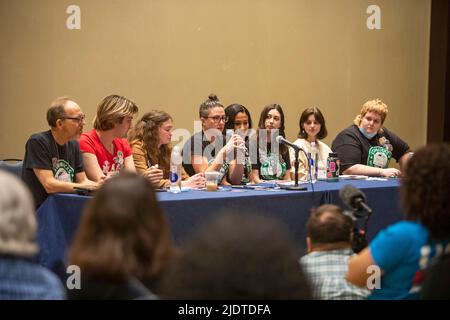 Chicago, Illinois - Starbucks-Mitarbeiter diskutieren während der Labor Notes Konferenz 2022 über ihre Bemühungen, das Unternehmen zu gewerkschaftlich zu gewerkschaftlich zu gewerkschaftlich zu erklären. Viertausend Rang und Fil Stockfoto