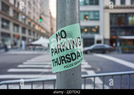 Manhattan, USA - 11. November 2021: Kein Parkschild in New York City. Am Donnerstag gibt es keine Parkplätze für die Veterans Day Parade in NYC Stockfoto