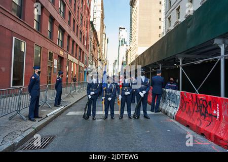 Manhattan, USA - 11. 2021. November: Soldaten, Luftwaffe bei der Veterans Day Parade in Manhattan. New York City feiert den Veteranentag Stockfoto