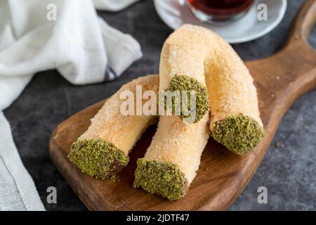 Pistazien-Kekse. Süße Kekse mit Pistazien gekrönt. Türkische Küche Köstlichkeiten. Lokaler Name pruzyen kurabiye. Nahaufnahme Stockfoto