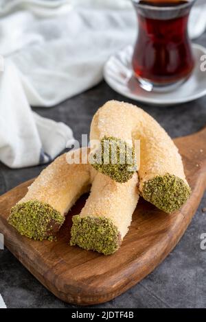 Pistazien-Kekse. Süße Kekse mit Pistazien gekrönt. Türkische Küche Köstlichkeiten. Lokaler Name pruzyen kurabiye. Nahaufnahme Stockfoto