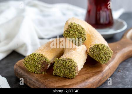 Pistazien-Kekse. Süße Kekse mit Pistazien gekrönt. Türkische Küche Köstlichkeiten. Lokaler Name pruzyen kurabiye. Nahaufnahme Stockfoto