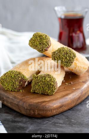 Pistazien-Kekse. Süße Kekse mit Pistazien gekrönt. Türkische Küche Köstlichkeiten. Lokaler Name pruzyen kurabiye. Nahaufnahme Stockfoto