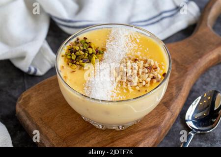 Keskul Dessert. Delikatessen der türkischen Küche. Traditionelle leckere türkische Desserts. Nahaufnahme Stockfoto