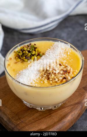 Keskul Dessert. Delikatessen der türkischen Küche. Traditionelle leckere türkische Desserts. Nahaufnahme Stockfoto