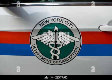Manhattan, USA - 11. 2021. November: Abzeichen des New Yorker Gesundheitsministeriums. Symbol auf dem Auto der DSNY-Abteilung. NY stärkste halten NYC sauber Stockfoto
