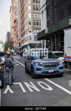 Manhattan, USA - 11. 2021. November: NYPD Ehrenfahrzeug der US Army bei der Veterans Day Parade in NYC. Die NYPD begrüßt das US-Militär und die Ersthelfer Stockfoto