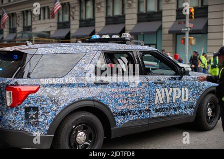 Manhattan, USA - 11. 2021. November: NYPD Ehrenfahrzeug der US Army bei der Veterans Day Parade in NYC. Die NYPD begrüßt das US-Militär und die Ersthelfer Stockfoto