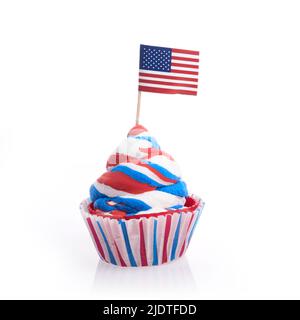 American Independence Day, Feier und Feiertage Konzept - Cupcake in Einweg-Geschirr und Sterne. Stockfoto