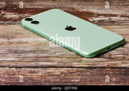 Mainz, Deutschland - 28. Oktober 2019 Neues Apple iPhone 11 in Mint Green auf einem Holzhintergrund. Stockfoto