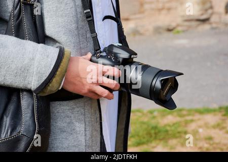 Andernach, Deutschland - 26. September 2018 Schwarze DSLR-Kamera, Nikon D7200 mit Tamron-Objektiv in Young Woman S Hand. Stockfoto