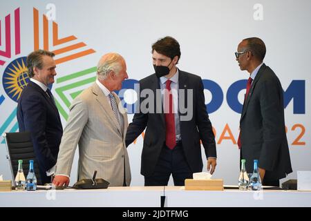 (Von links nach rechts) Brian Moynihan, Chairman und CEO der Bank of America, des Prince of Wales, des kanadischen Premierministers Justin Trudeau und des Präsidenten von Ruanda Paul Kagame beim Commonwealth Business Forum, Roundtable der Regierungschefs und CEOs „in Partnerschaft mit dem SMI“ im Intare-Pavillon in Kigali, Ruanda, Im Rahmen des königlichen Besuches in Ruanda. Bilddatum: Donnerstag, 23. Juni 2022. Stockfoto