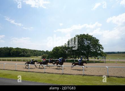 Läufer und Reiter in Aktion beim Jenningsbet Seaton Delaval Handicap am ersten Tag des Northumberland Plate Festivals auf der Rennbahn von Newcastle. Bilddatum: Donnerstag, 23. Juni 2022. Stockfoto