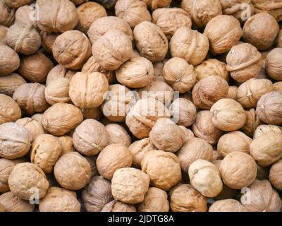 Haufen von ganzen Walnüssen trockene Früchte auch als Akhrot in Indien. Walnuss ist eine beliebte Trockenfrucht. Stockfoto