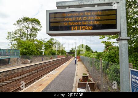 Dalgety Bay, Fife, Schottland. 23. Juni 2022. Ein verlassener Bahnsteig in der Dalgety Bay ein beliebter S-Bahnhof für Edinburgh, der wegen des Eisenbahnstreiks überhaupt keine Züge fährt. © Richard Newton / Alamy Live News Stockfoto