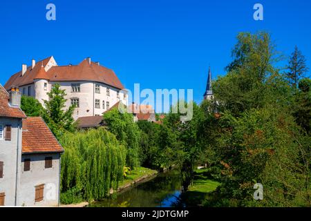 Das Schloss mit Blick auf die Saar in Fénétrange. Fénétrange ist eine Gemeinde im Département Moselle in Grand Est im Nordosten Frankreichs. Stockfoto