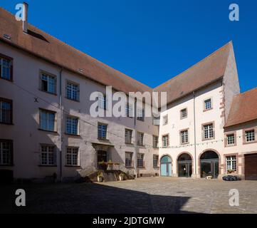 Das Schloss mit Blick auf die Saar in Fénétrange. Fénétrange ist eine Gemeinde im Département Moselle in Grand Est im Nordosten Frankreichs. Stockfoto