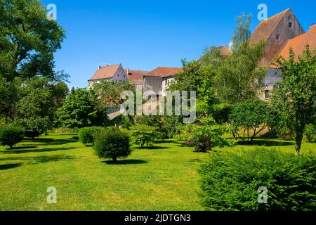 Das Schloss mit Blick auf die Saar in Fénétrange. Fénétrange ist eine Gemeinde im Département Moselle in Grand Est im Nordosten Frankreichs. Stockfoto