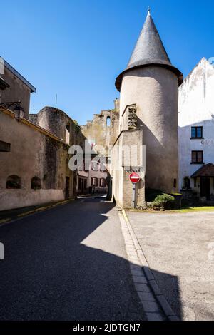 Teil der Befestigungsanlage in Fénétrange. Fénétrange ist eine Gemeinde im Département Moselle in Grand Est im Nordosten Frankreichs. Eine Verteidigungsmauer ist ein for Stockfoto