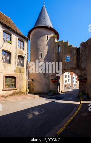 Teil der Befestigungsanlage in Fénétrange. Fénétrange ist eine Gemeinde im Département Moselle in Grand Est im Nordosten Frankreichs. Eine Verteidigungsmauer ist ein for Stockfoto