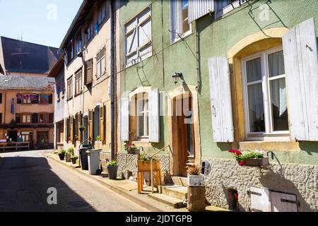 Malerische Wohngebäude in Fénétrange. Fénétrange ist eine Gemeinde im Département Moselle in Grand Est im Nordosten Frankreichs. Stockfoto