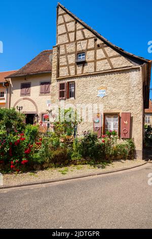 Malerische Wohngebäude in Fénétrange. Fénétrange ist eine Gemeinde im Département Moselle in Grand Est im Nordosten Frankreichs. Stockfoto