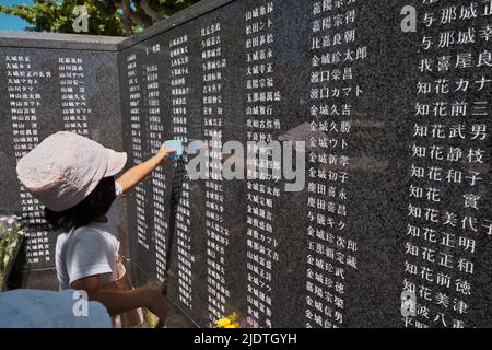 Am Donnerstag, den 23. Juni 2022, betet eine trauerbetene Familie vor dem Denkmal „Cornerstone of Peace“ im Peace Memorial Park in Itoman, Präfektur Okinawa, Japan, für die Opfer. Foto von Keizo Mori/UPI Stockfoto