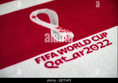 PARIS, FRANKREICH, JULI 23: Offizielles Logo der FIFA Fußball-Weltmeisterschaft in Katar 2022, Roter Teppich. Fußball-Banner Hintergrund, bearbeiten Raum. Fußball-Weltmeisterschaft Stockfoto