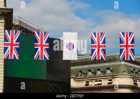 Piccadilly Circus Werbung für digitale Bildschirme mit Union Jacks für die Platinum Jubilee Feiern London England UK Juni 2022 Stockfoto